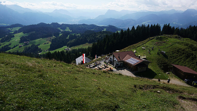 Auf der Altkaseralm kann man bei Sonne entspannt sitzen und den Rundumblick über den Chiemgau genießen. Auf der Altkaseralm kann man bei Sonne entspannt sitzen und den Rundumblick über den Chiemgau genießen.