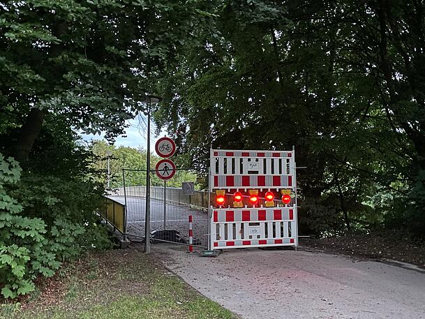 Wegen Bauwerkunterhaltsarbeiten ist die Fuß- und Radverkehrsbrücke am Westportal des Brudermühltunnels für einige Tage gesperrt. Wegen Bauwerkunterhaltsarbeiten ist die Fuß- und Radverkehrsbrücke am Westportal des Brudermühltunnels für einige Tage gesperrt.