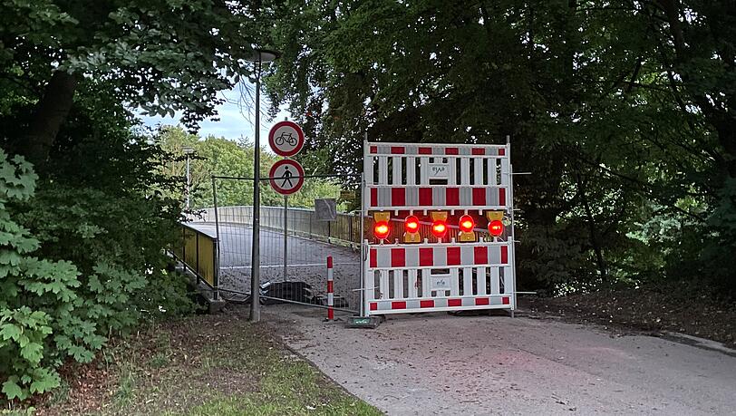 Wegen Bauwerkunterhaltsarbeiten ist die Fuß- und Radverkehrsbrücke am Westportal des Brudermühltunnels für einige Tage gesperrt. Wegen Bauwerkunterhaltsarbeiten ist die Fuß- und Radverkehrsbrücke am Westportal des Brudermühltunnels für einige Tage gesperrt.