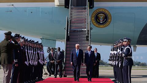 Trump ist in Südkorea angekommen. Morgen trifft er sich mit Xi.