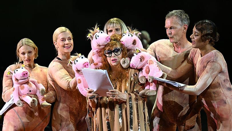 Von links: Mavie Hörbiger, Caroline Peters, Inge Maux, Thiemo Strutzenberger, Sebastian Rudolph und Azaria Dowuona-Hammond in „Unter Tieren“. Von links: Mavie Hörbiger, Caroline Peters, Inge Maux, Thiemo Strutzenberger, Sebastian Rudolph und Azaria Dowuona-Hammond in „Unter Tieren“.