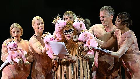 Von links: Mavie H&ouml;rbiger, Caroline Peters, Inge Maux, Thiemo Strutzenberger, Sebastian Rudolph und Azaria Dowuona-Hammond in &bdquo;Unter Tieren&ldquo;.