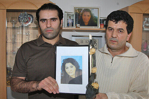 Mustafa F. (rechts) und sein Sohn Hassan (25) halten ein Foto ihrer so tragisch verstorbenen Mutter in den Händen.
