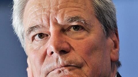 Der studierte Theologe Joachim Gauck war Bürgerrechtler in der
DDR und saß in der letzten, der einzigen frei gewählten
DDR-Volkskammer. Der 61-jährige Rostocker leitete zehn Jahre lang
die Stasi-Unterlagenbehörde und machte sich als Publizist einen
Namen. Seine Kandidatur für SPD und Grüne für das Präsidentenamt
2010 brachte ihm über die Parteigrenzen hinweg hohes Ansehen ein.