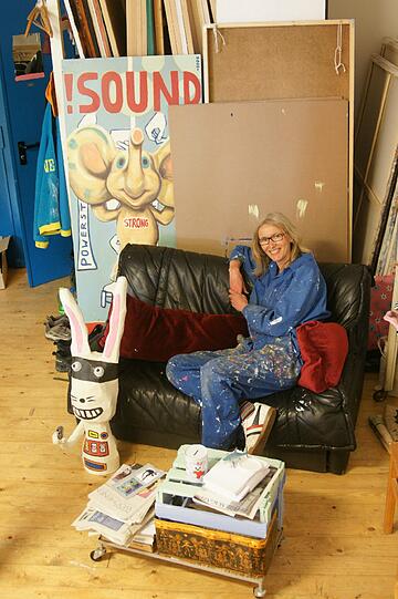 Naomi Lawrence macht eine Pause im Atelier &ndash; hier entstehen ihre knalligen Bilder.