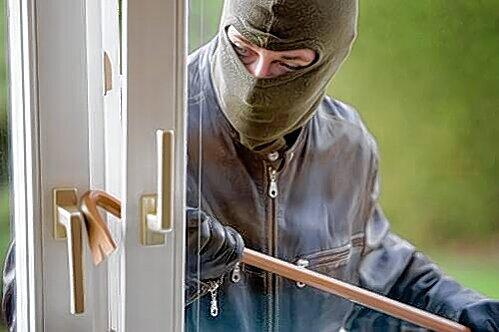 Diebe haben in einem Juweliergeschäft in Oberfranken wertvolle Schmuckgegenstände im Wert von etwa einer Million Euro gestohlen. (SYMBOLBILD)