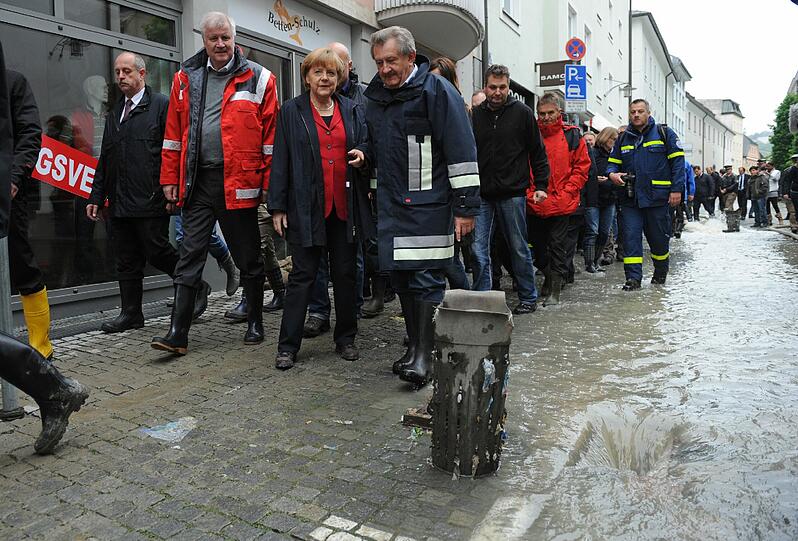 Angela Merkel (CDU) und Horst Seehofer (CSU) besuchen das überflutete Passau. Den Hochwasser-Opfern wurde schnelle Hilfe zugesichert.