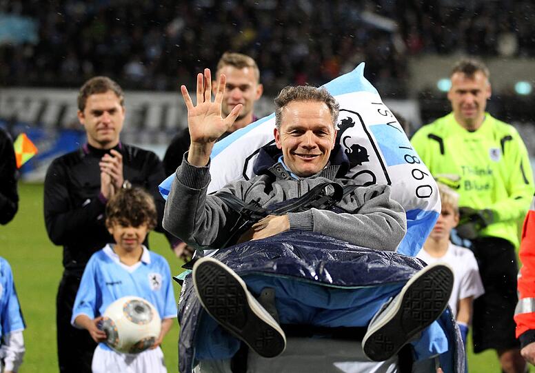 Olaf Bodden wird auf einem Krankenbett auf den Rasen des Grünwalder Stadions gefahren.