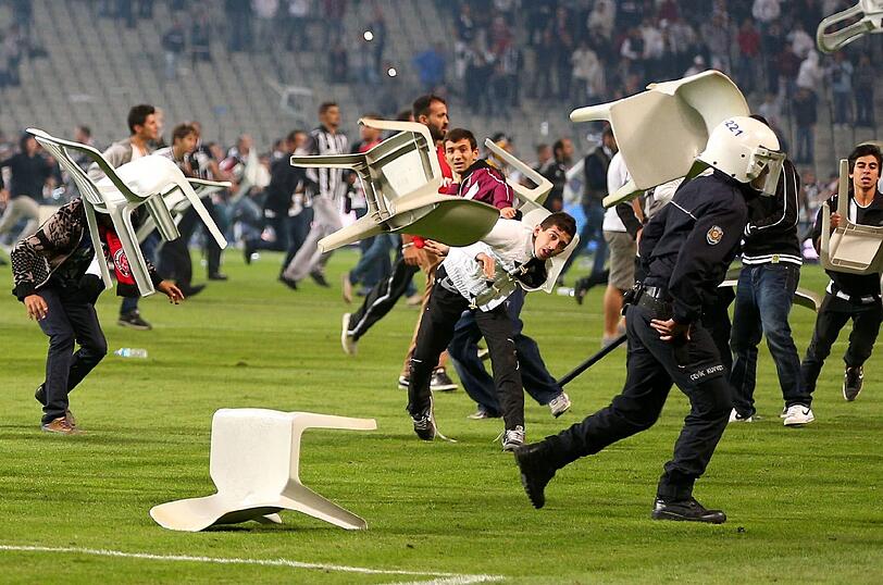 22. September 2013  In der türkischen Süper Lig wird das Istanbuler Stadtderby zwischen Tabellenführer Besiktas und dem amtierenden Meister Galatasaray nach schweren Ausschreitungen kurz vor Schluss abgebrochen. Fans stürmen den Rasen und lassen ihren Agressionen freien Lauf.