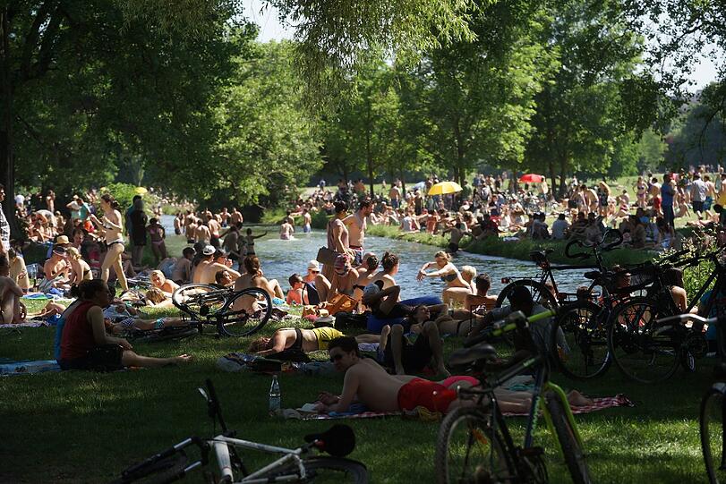 Der Sommer ist da und Münchens Bürger stürmen in den Englischen Garten! Sehen Sie hier die Bilder!