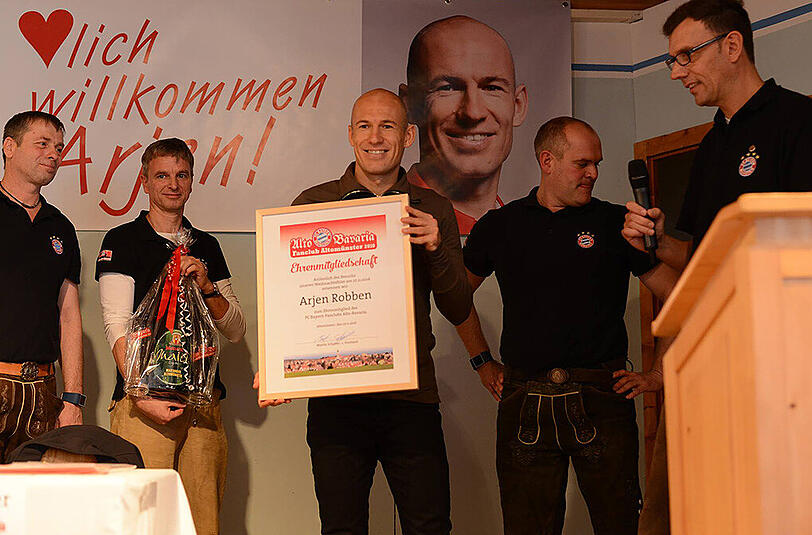 Zünftig ging es für Arjen Robben zu, der vom Fanclub Alto Bavaria in Erdweg von der örtlichen Blasmusik mit den Klängen vom "Stern des Südens" empfangen wurde.