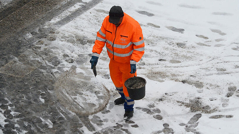 Im Winter muss die Stadt auf städtischen Gehwegen für ausreichende Sicherung sorgen.