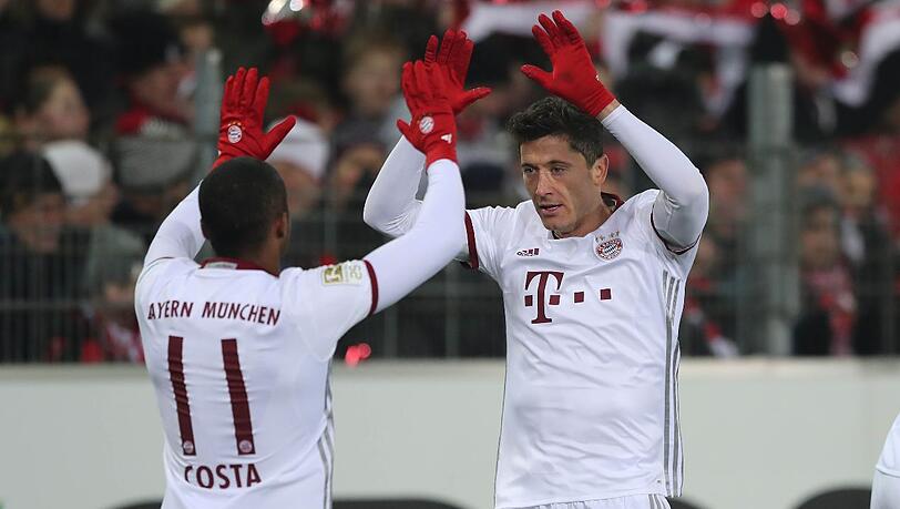 Mit dem 2:1-Sieg beim SC Freiburg - hier bejubeln Robert Lewandowski und Douglas Costa das 1:1 - brachte der FC Bayern am 20. Januar die Herbstmeisterschaft unter Dach und Fach. Dieses Kunststück gelang den Münchnern zum sechsten Mal in Folge - Rekord. Insgesamt war es die 21. Herbstmeisterschaft, nur drei Mal folgte am Saisonende nicht der Titelgewinn.