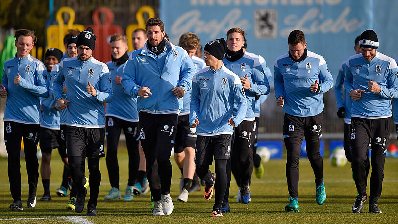 Warmlaufen für höhere Ziele: Die Spieler des TSV 1860 beim Trainingsauftakt in die Rückrunde.