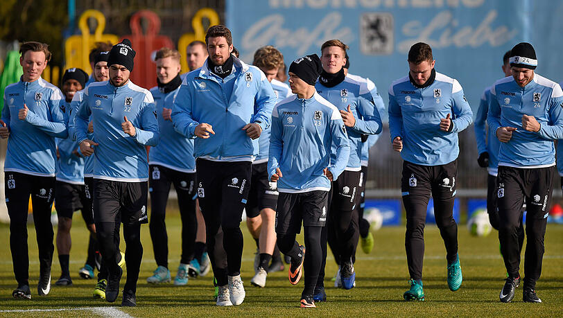 Warmlaufen für höhere Ziele: Die Spieler des TSV 1860 beim Trainingsauftakt in die Rückrunde. Warmlaufen für höhere Ziele: Die Spieler des TSV 1860 beim Trainingsauftakt in die Rückrunde.