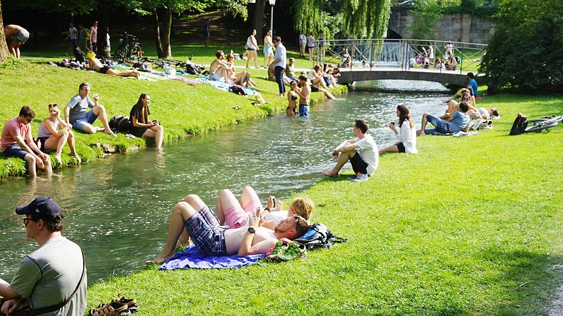 Am Eisbach hält man die heißen Temperaturen einfach am besten aus.