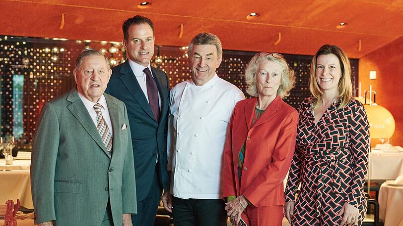 Nachfolger(in) gesucht für die Sterneküche: Seniorchef Fritz Eichbauer (l.), mit Sohn Felix, Frau Muschy, Schwiegertochter Sabine und Hans Haas (M.).
