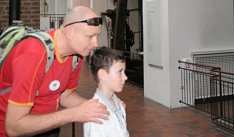 Staunende Kinderaugen - und der Papa ist zur Sicherheit auch dabei.