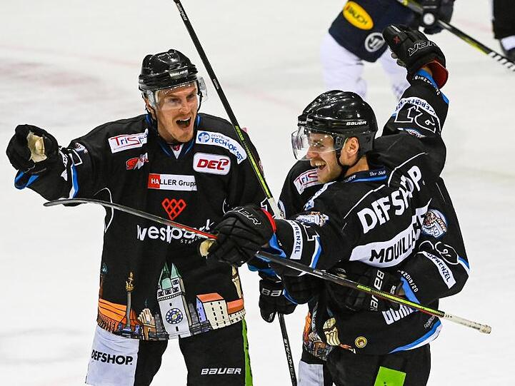 T.J. Mulock (l) von Straubing jubelt mit seinem Teamkollegen Kael Mouillierat. Foto: Armin Weigel/dpa/Archivbild