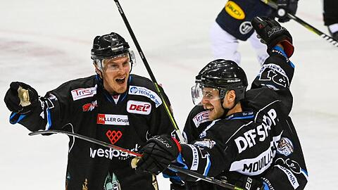 T.J. Mulock (l) von Straubing jubelt mit seinem Teamkollegen Kael Mouillierat. Foto: Armin Weigel/dpa/Archivbild