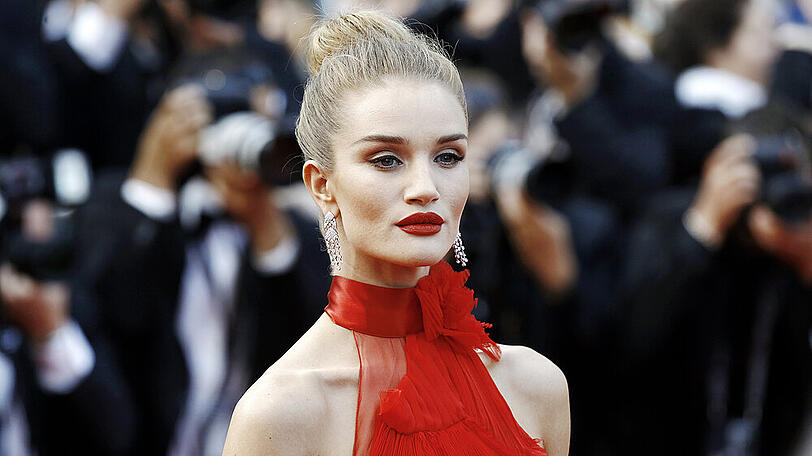 Schauspielerin Rosie Huntington-Whiteley überzeugt in Rot.