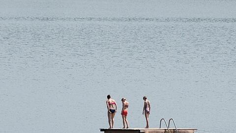 Badegäste auf einer Badeinsel im sächsischen Pirna.