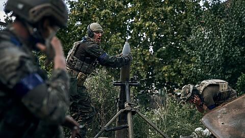 Ukrainische Soldaten feuern einen Mörser in der kürzlich zurückeroberten Stadt Kupjansk in der Region Charkiw ab.