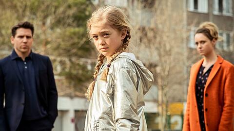 "Das bleibt unter uns": Wie werden Jana (Anna Unterberger, r.) und Alexander (Hanno Koffler, l.) mit der kleinen Anna (Anna Cheban) verfahren?