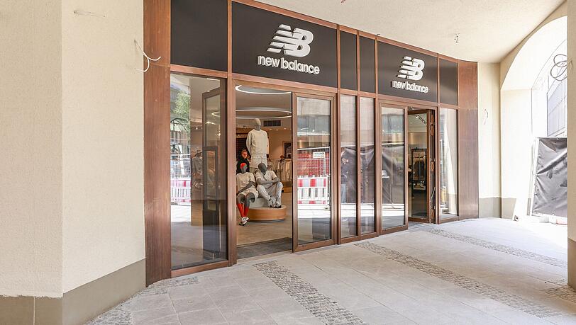 Der New Balance-Store im ehemaligen Karstadt Sports in der Fußgängerzone, gleich hinterm Karlstor.