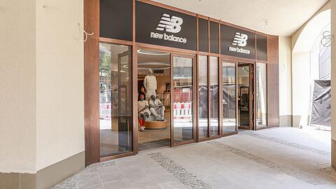 Der New Balance-Store im ehemaligen Karstadt Sports in der Fußgängerzone, gleich hinterm Karlstor.