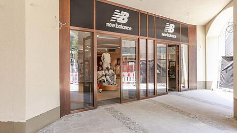 Der New Balance-Store im ehemaligen Karstadt Sports in der Fußgängerzone, gleich hinterm Karlstor.