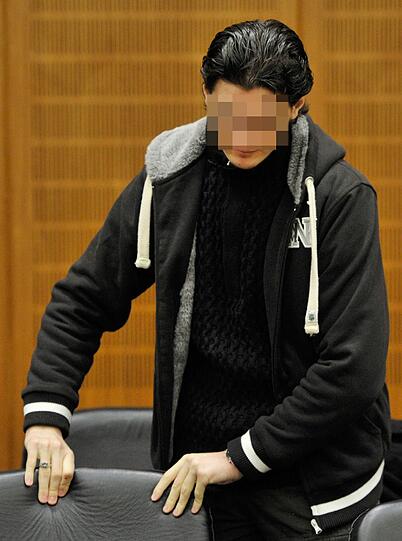 Der von islamistischer Propaganda aufgehetzte Todesschütze vom Frankfurter Flughafen soll nach dem Willen der Bundesanwaltschaft lebenslang ins Gefängnis. Die Bilder vom Prozess!