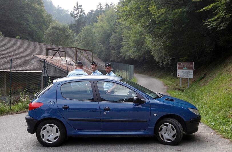 Die Gendarmerie sperrt den Tatort ab