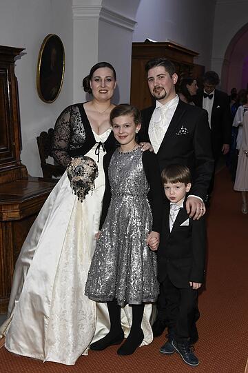 Das Brautpaar mit Tochter Paulina Marie und Eric Hagen Lenert