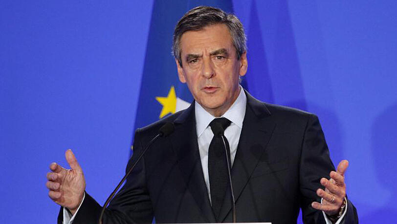 "Ich werde nicht nachgeben", sagte Fillon bei einer kurzfristig angesetzten Pressekonferenz. "Ich werde mich nicht zurückziehen." "Ich werde nicht nachgeben", sagte Fillon bei einer kurzfristig angesetzten Pressekonferenz. "Ich werde mich nicht zurückziehen."