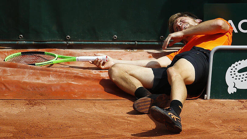 Schlimme Szenen bei den French Open: Der Belgier David Goffin verletzt sich bei seinem Drittrundenmatch gegen den Argentinier Horacio Zeballos.