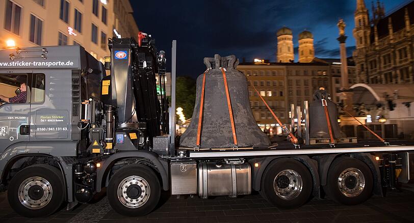 Von der Ankunft auf dem Lkw bis rauf in den Turm - verfolgen Sie den Weg der Jubiläumsglocke in Bildern.