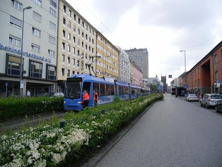 Trambahn-Unfall am Hauptbahnhof: Ein etwa 50-jähriger Mann ist vor den Zug gerannt und dabei schwer verletzt worden. Die Bilder