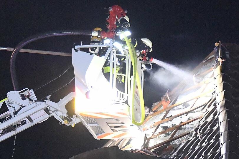 Bei dem Brand wurden drei Menschen verletzt.