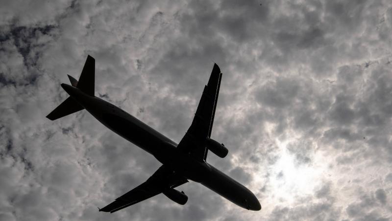Ein Flugzeug fliegt an einem Wolkenfeld vorbei. Foto: Boris Roessler/Archivbild Ein Flugzeug fliegt an einem Wolkenfeld vorbei. Foto: Boris Roessler/Archivbild