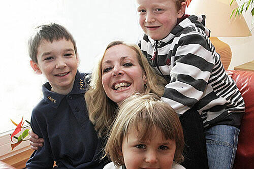 Regisseurin Clarissa Ruge (M.) mit ihren drei TV-Stars Marc, Zaklina und Dominic (v.l.n.r.). Die Kinder leben seit Jahren im Kinderdorf am Ammersee. Eine neue Familie soll bald gegründet werden.