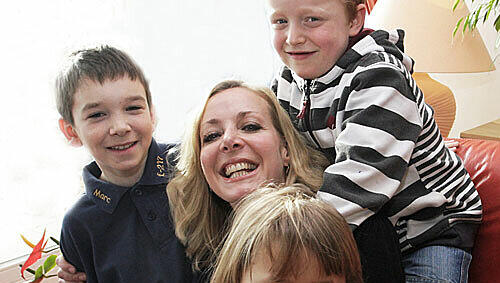 Regisseurin Clarissa Ruge (M.) mit ihren drei TV-Stars Marc, Zaklina und Dominic (v.l.n.r.). Die Kinder leben seit Jahren im Kinderdorf am Ammersee. Eine neue Familie soll bald gegründet werden. Regisseurin Clarissa Ruge (M.) mit ihren drei TV-Stars Marc, Zaklina und Dominic (v.l.n.r.). Die Kinder leben seit Jahren im Kinderdorf am Ammersee. Eine neue Familie soll bald gegründet werden.
