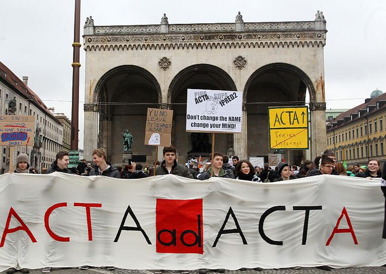 Affige Kostüme, witzige Plakate und viele Masken: Die Bilder von der Anti-ACTA-Demo in München