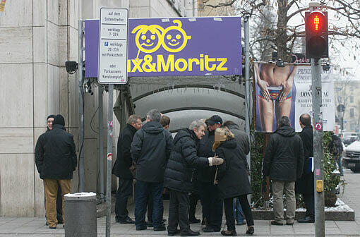 Die Verfahrensbeteiligten vor dem Club Max & Moritz am Maximiliansplatz.