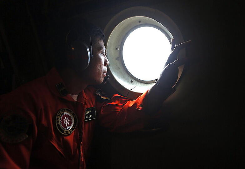 Konzentrierter Blick aus dem Fenster. Bislang gibt es keine Hinweise auf den Verbleib von Flug QZ8501.