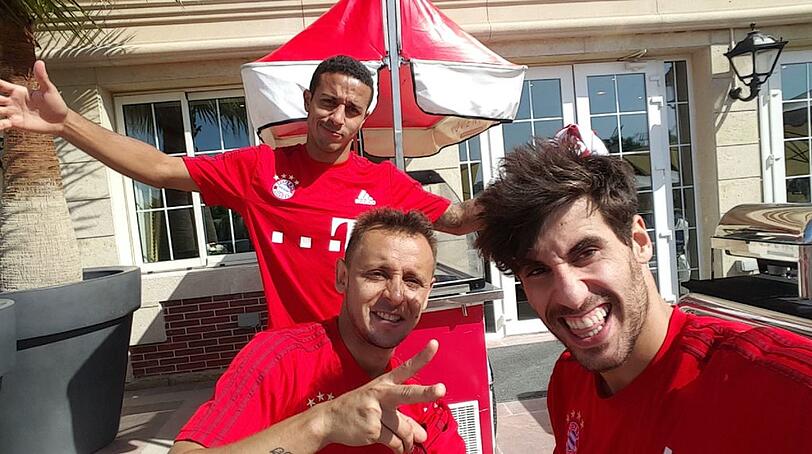 Zeit für ein crazy Selfie: Rafinha (links), Thiago (hinten) und Javi Martinez.