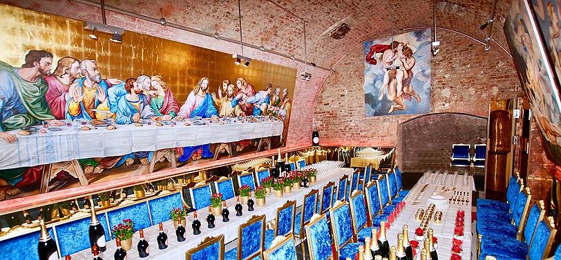 Das letzte Abendmahl? Das dekadenteste Abendmahl wird es mit Sicherheit. Zum Kobe-Rind werden Champagner und Frauen gereicht.