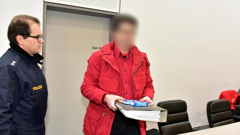 Ein 53-jähriger Angeklagter (r) wird am 25.01.2018 zu seinem Platz im Landgericht Ingolstadt (Bayern) geführt. Er ist des dreifachen versuchten Mordes mit Rattengift angeklagt.