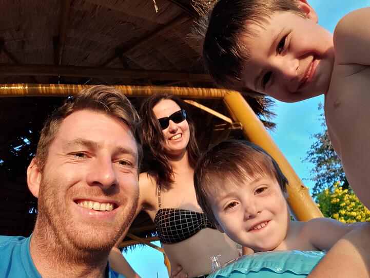 Diego und Leandro sind mit ihren Eltern Patrick und Carolina in der Welt unterwegs.