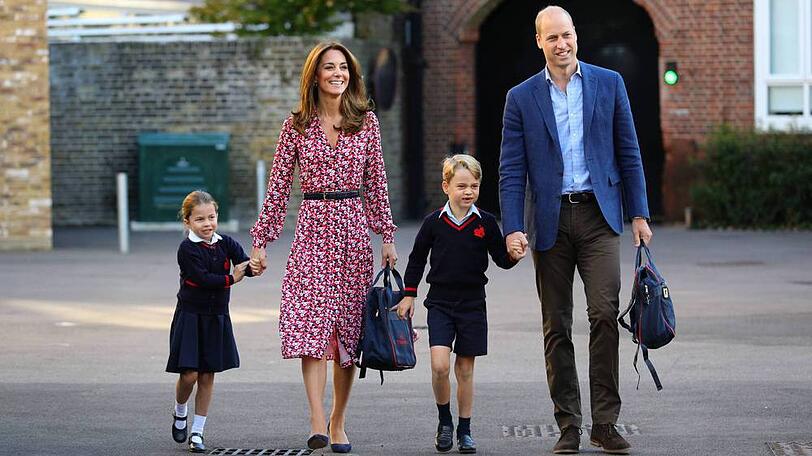 Prinzessin Charlotte (l.) und Prinz George werden von den Eltern, Prinz William und Herzogin Kate, zur Schule begleitet